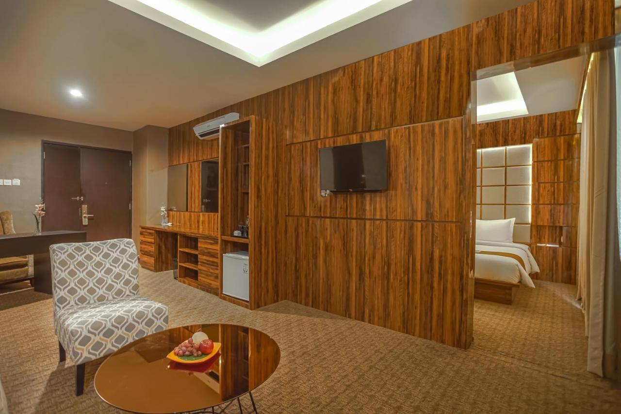 Royal Regantris Cendana Hotel Surabaya Eksteriør billede