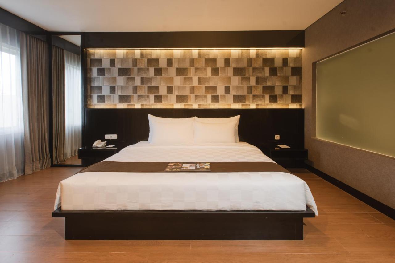 Royal Regantris Cendana Hotel Surabaya Eksteriør billede