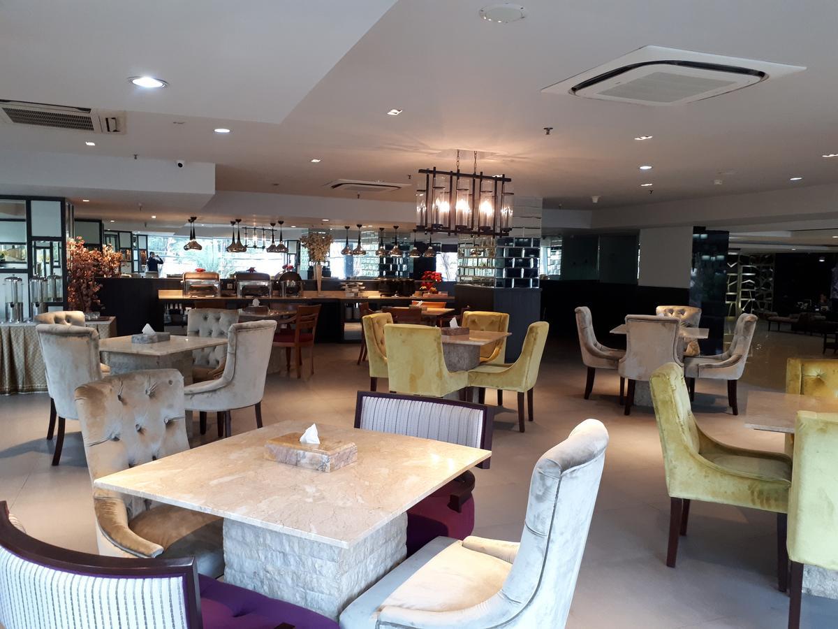 Royal Regantris Cendana Hotel Surabaya Eksteriør billede